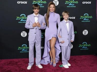 Shakira zablistala u haljini boje lavande i modno se uskladila sa sinovima