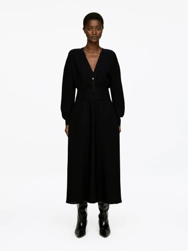 Nepogrešiva outfit formula za zimu: Haljine koje savršeno pristaju uz čizme