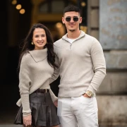 Zaljubljeni i modno usklađeni: Par sa špice zablistao u jednostavnim, ali efektnim kombinacijama