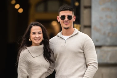 Zaljubljeni i modno usklađeni: Par sa špice zablistao u jednostavnim, ali efektnim kombinacijama