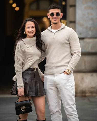 Zaljubljeni i modno usklađeni: Par sa špice zablistao u jednostavnim, ali efektnim kombinacijama