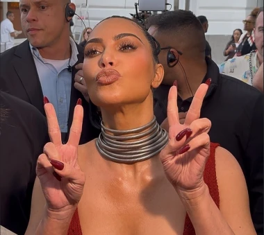 Kim Kardashian kao ‘Galliano djevojka’: Zanosna u zagasitoj crvenoj, hit boji sezone