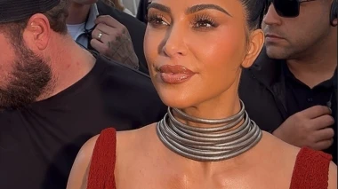 Kim Kardashian kao ‘Galliano djevojka’: Zanosna u zagasitoj crvenoj, hit boji sezone