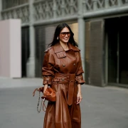 Kako kombinirati kožu ove zime – od upečatljivih jakni do trendi modnih dodataka