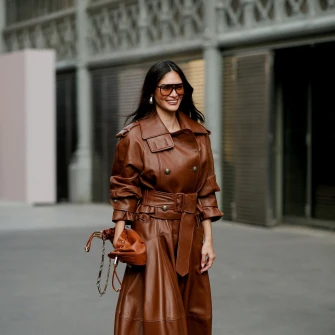 Kako kombinirati kožu ove zime – od upečatljivih jakni do trendi modnih dodataka