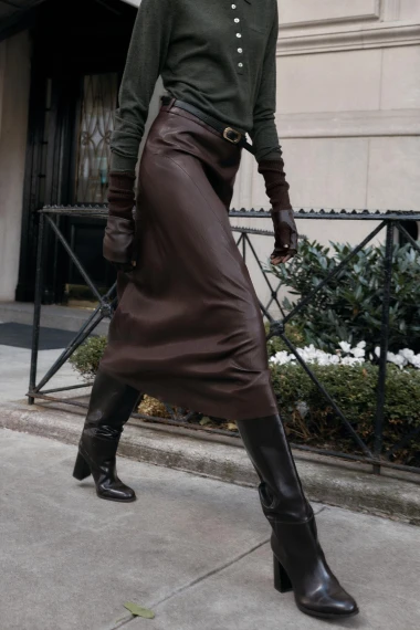 Kako kombinirati kožu ove zime – od upečatljivih jakni do trendi modnih dodataka