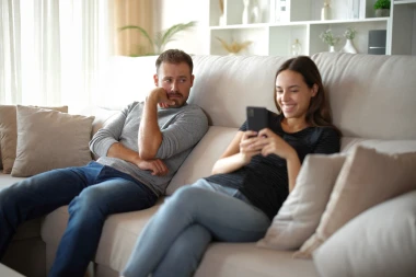 Ova navika s telefonom mogla bi uni&scaron;titi tvoju vezu, evo kako da to spriječi&scaron;