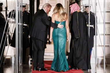 Melania Trump smaragdnom haljinom poslala poruku jaču od riječi