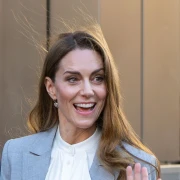 Novi damski look Kate Middleton: Zasjala je u sivom odijelu, a jedan detalj se posebno istaknuo