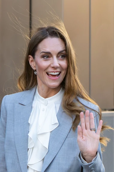 Novi damski look Kate Middleton: Zasjala u sivom odijelu, a jedan detalj se posebno istaknuo