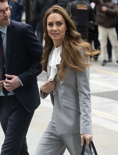 Novi damski look Kate Middleton: Zasjala u sivom odijelu, a jedan detalj se posebno istaknuo