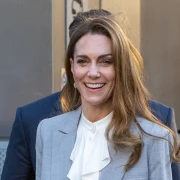 Novi damski look Kate Middleton: Zasjala u sivom odijelu, a jedan detalj se posebno istaknuo