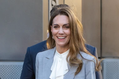 Novi damski look Kate Middleton: Zasjala u sivom odijelu, a jedan detalj se posebno istaknuo