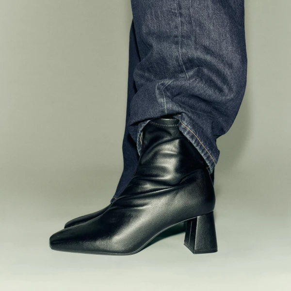 Elegantne i praktične: Crne čizmice s udobnim potpeticama za dnevne kombinacije