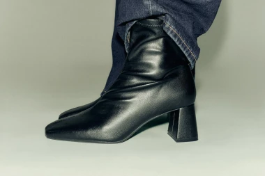 Elegantne i praktične: Crne čizmice s udobnim potpeticama za dnevne kombinacije