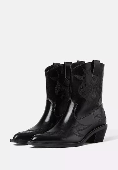 Elegantne i praktične: Crne čizmice s udobnim potpeticama za dnevne kombinacije