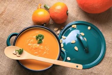 Pravi comfort food: Recept za gustu juhu od bundeve i pečenog povrća