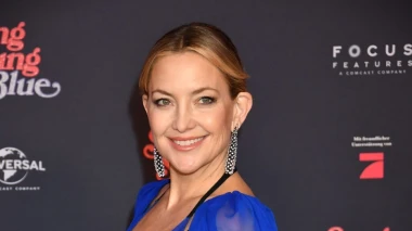 Zavjesa ili elegantna haljina? Kate Hudson iznenadila u prozirnoj kraljevsko plavoj kombinaciji