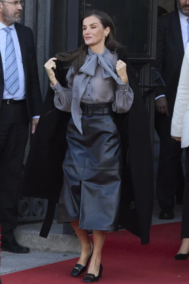 Kraljica Letizia pokazala da prati trendove: Prozirna bluza i kožna suknja za savr&scaron;en modni izričaj