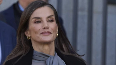 Kraljica Letizia pokazala da prati trendove: Prozirna bluza i kožna suknja za savršen modni izričaj