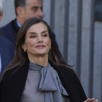 Kraljica Letizia pokazala da prati trendove: Prozirna bluza i kožna suknja za savršen modni izričaj