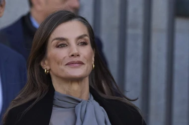 Kraljica Letizia pokazala da prati trendove: Prozirna bluza i kožna suknja za savr&scaron;en modni izričaj