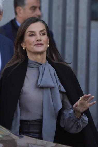 Kraljica Letizia pokazala da prati trendove: Prozirna bluza i kožna suknja za savr&scaron;en modni izričaj