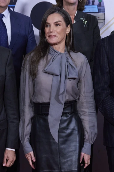 Kraljica Letizia pokazala da prati trendove: Prozirna bluza i kožna suknja za savr&scaron;en modni izričaj