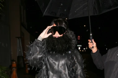 Kuhinjska pregača i maska za spavanje: Rihanna u 'futurističkoj' kombinaciji