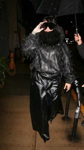 Kuhinjska pregača i maska za spavanje: Rihanna u 'futurističkoj' kombinaciji