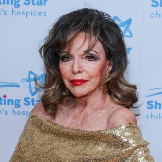 U 93. godini: Joan Collins zablistala poput zlatne božice u haljini koja otkriva ramena