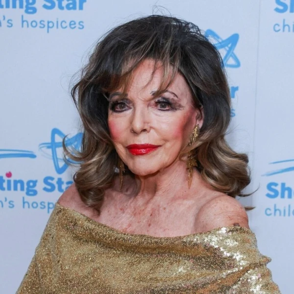 U 93. godini: Joan Collins zablistala poput zlatne božice u haljini koja otkriva ramena