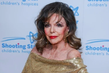 U 93. godini: Joan Collins zablistala poput zlatne božice u haljini koja otkriva ramena