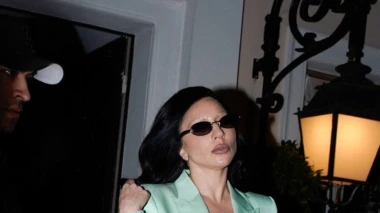 Lady Gaga više nije plavuša, a u Parizu je zablistala u zelenom satenskom odijelu