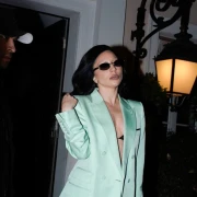 Lady Gaga više nije plavuša, a u Parizu je zablistala u zelenom satenskom odijelu