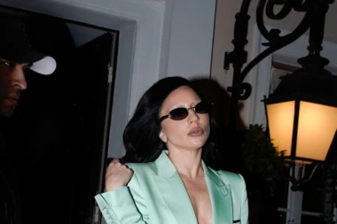 Lady Gaga više nije plavuša, a u Parizu je zablistala u zelenom satenskom odijelu