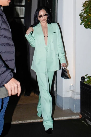 Lady Gaga više nije plavuša, a u Parizu je zablistala u zelenom satenskom odijelu