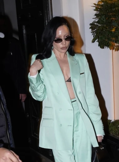 Lady Gaga više nije plavuša, a u Parizu je zablistala u zelenom satenskom odijelu