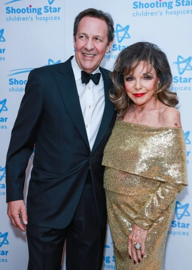 U 93. godini: Joan Collins zablistala poput zlatne božice u haljini koja otkriva ramena