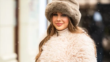 Šubara i čupava bunda kao zimska uniforma: Zgodna brineta oduševila modnom kombinacijom