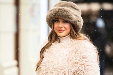 Šubara i čupava bunda kao zimska uniforma: Zgodna brineta oduševila modnom kombinacijom