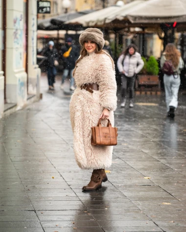 Šubara i čupava bunda kao zimska uniforma: Zgodna brineta oduševila modnom kombinacijom