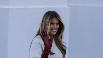 Božić može početi: Melania Trump dočekala božićno drvce, svi čekaju božićno izdanje Bijele kuće