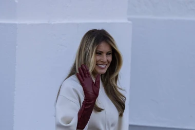 Božić može početi: Melania Trump dočekala božićno drvce, svi čekaju božićno izdanje Bijele kuće
