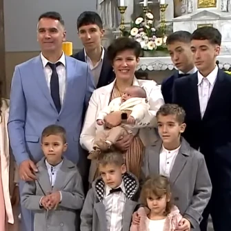 Velika radost u Opuzenu: Obitelj Ajduk proslavila krštenje devetog djeteta