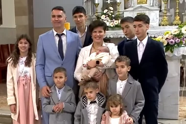 Velika radost u Opuzenu: Obitelj Ajduk proslavila krštenje devetog djeteta