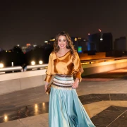 Saten, zlato i remenje: Kraljica Rania iznenadila neobičnom kombinacijom u Dohi