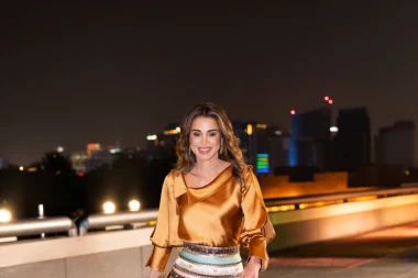 Saten, zlato i remenje: Kraljica Rania iznenadila neobičnom kombinacijom u Dohi