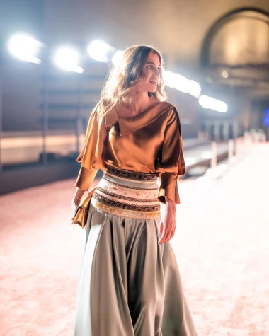 Saten, zlato i remenje: Kraljica Rania iznenadila neobičnom kombinacijom u Dohi