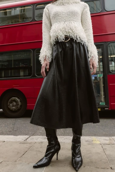 Kožna suknja – stylish klasik koji obožavamo nositi i ove zime